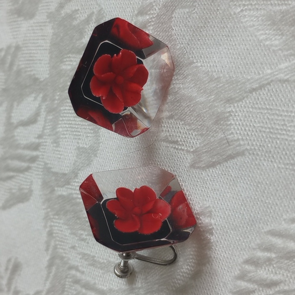 Vintage Red Rose Black lucite prism 3/4 Square Screwback earrings